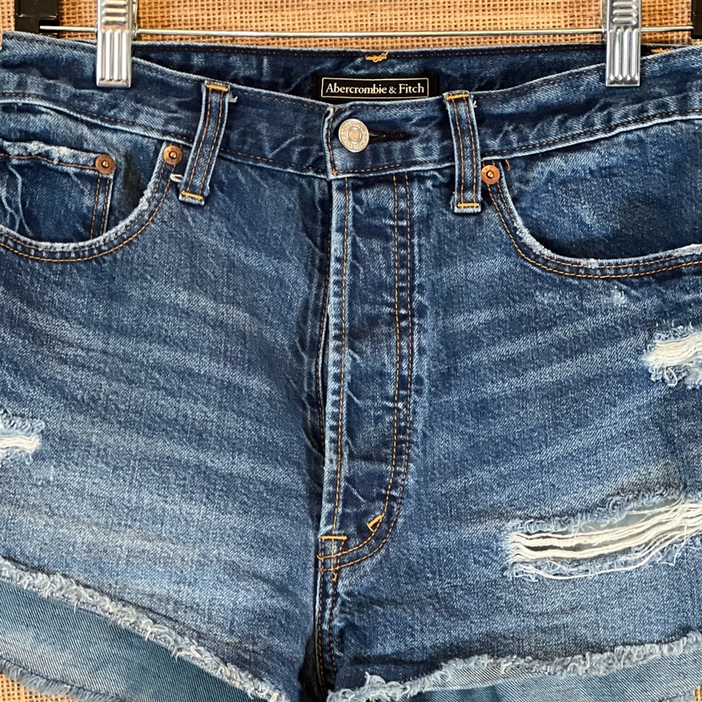 W25 L2. Abercrombie short